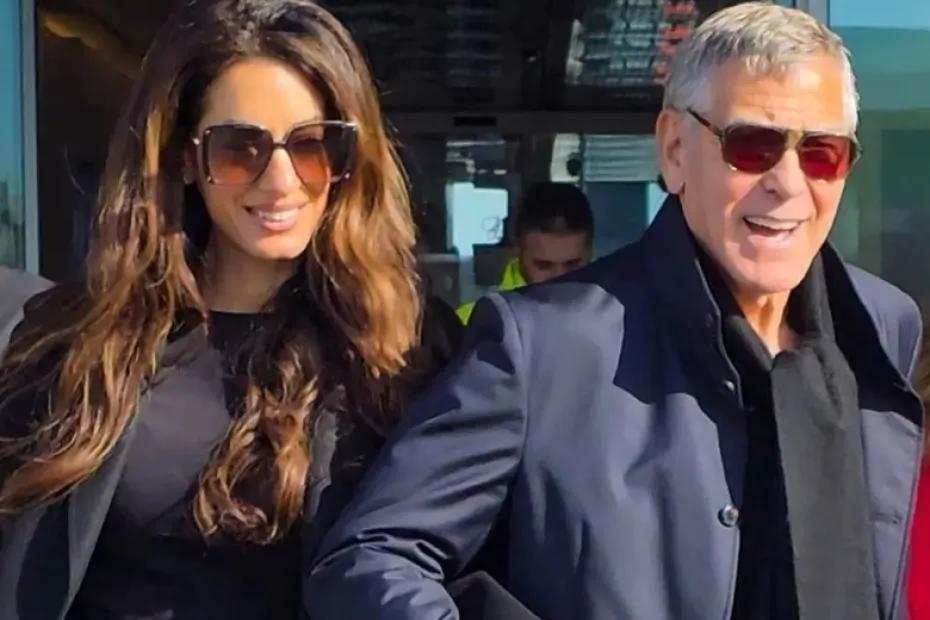 Амаль Клуни вышла в&nbsp;свет в&nbsp;ослепительном черном платье без бретелей: фото