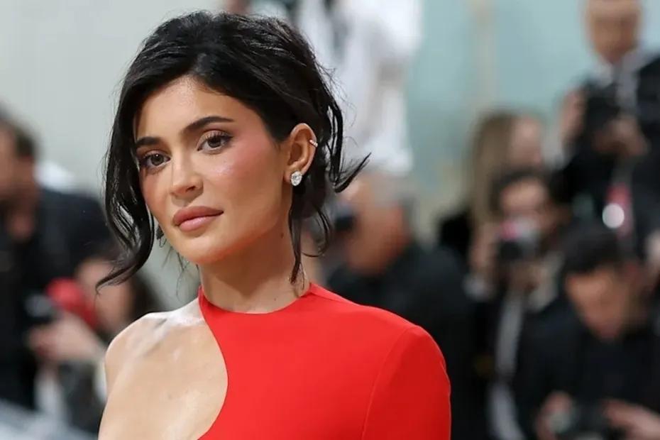 &laquo;Живет с&nbsp;постоянной болью&raquo;: Кайли Дженнер затравили в&nbsp;соцсетях за&nbsp;бриллиантовый ошейник кошки