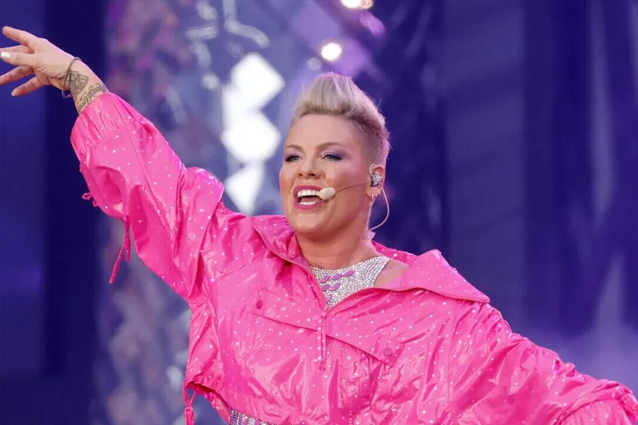 &laquo;Это платье не&nbsp;для подростка!&raquo;: редкий выход Пинк с&nbsp;дочкой возмутил общество