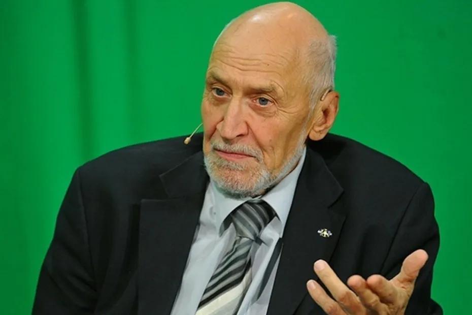 Николай Дроздов забаррикадировался в&nbsp;квартире и&nbsp;полгода ни&nbsp;с&nbsp;кем не&nbsp;общается