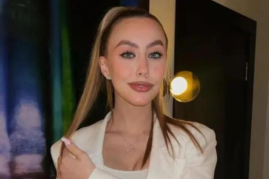 Таисия Маслякова показала образ с&nbsp;жакетом и&nbsp;голубыми колготками