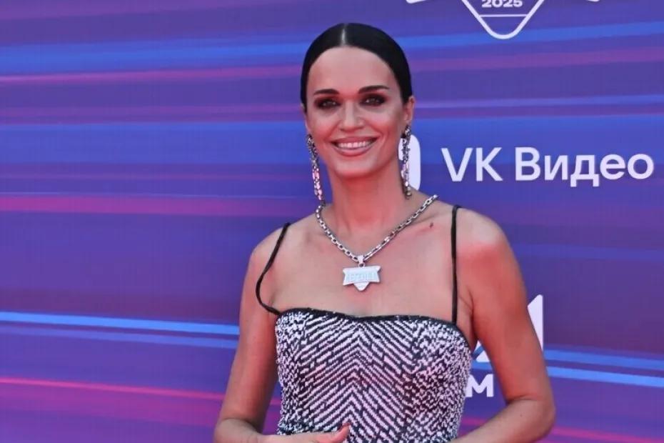 Певица Слава пожаловалась на&nbsp;отель и&nbsp;передумала отказываться от&nbsp;алкоголя