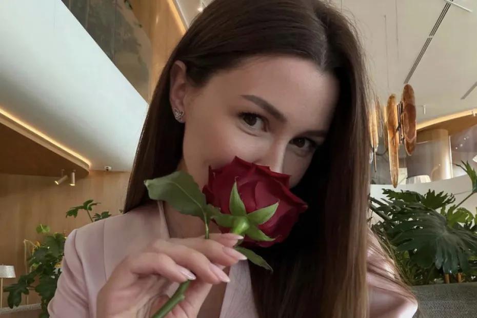 &laquo;Так на&nbsp;маму похожа!&raquo;: 30-летняя Анна Заворотнюк снялась в&nbsp;нежном мини-платье