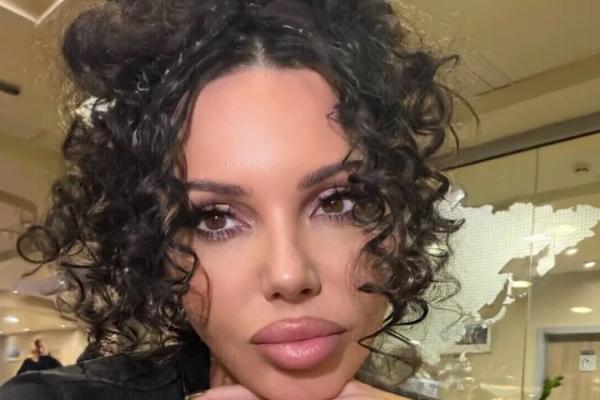 &laquo;Русалка&raquo;: Самойлова прогулялась в&nbsp;открытом купальнике по&nbsp;пляжу Колумбии