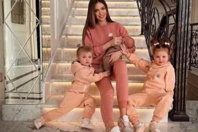 В сети раскритиковали жену Тарасова за макияж дочерей: «Очень вульгарно»