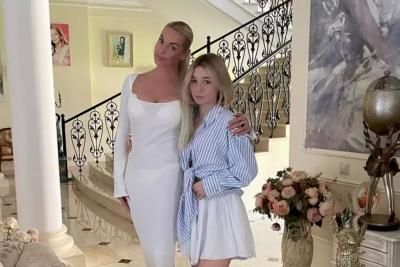 Анастасия Волочкова рассказала о медовом месяце дочери: «Они приехали ко мне, а не на Мальдивы»
