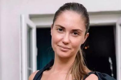 Беременная Муцениеце вышла в свет в облегающем платье