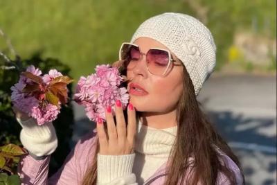 Екатерина Андреева снялась в ярком купальнике с впечатляющим декольте