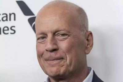 Тяжелобольного Брюса Уиллиса засняли в объятиях дочери от Деми Мур: фото