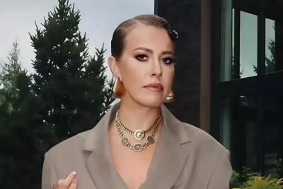 «Как из борделя 1920-х»: в Сети раскритиковали наряд Собчак на 1 Сентября