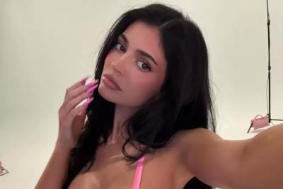 Кайли Дженнер предстала в латексном микробюстгальтере