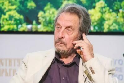 Отца Илона Маска обвиняют в надругательствах над родными детьми