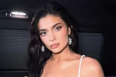 Корона, блестки и ничего лишнего: Кайли Дженнер устроила съемку в стиле «ню»