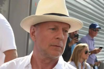 Папарацци заметили неизлечимо больного Уиллиса на прогулке в Лос-Анджелесе