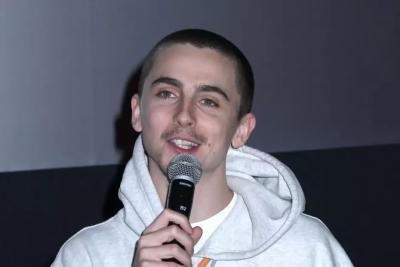 «Он носит наряды Кайли»: фанаты обсудили эффектный выход Шаламе в розовом