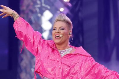 &laquo;Это платье не&nbsp;для подростка!&raquo;: редкий выход Пинк с&nbsp;дочкой возмутил общество