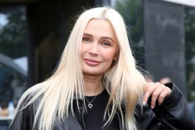 &laquo;Париж вам к&nbsp;лицу!&raquo;: 43-летняя Рудова очаровала фанатов кадрами в&nbsp;мини-платье