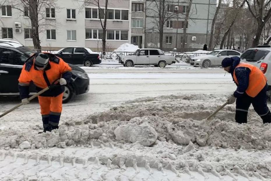 Снегоуборочную технику в Самаре перевели на круглосуточный режим работы