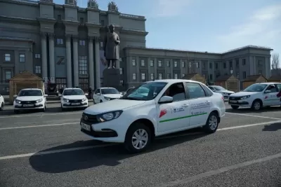 На площади Куйбышева в Самаре передали больницам 40 автомобилей для неотложки