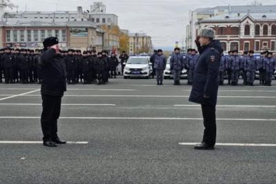 На площади Куйбышева в Самаре 22 октября прошел строевой смотр полицейских