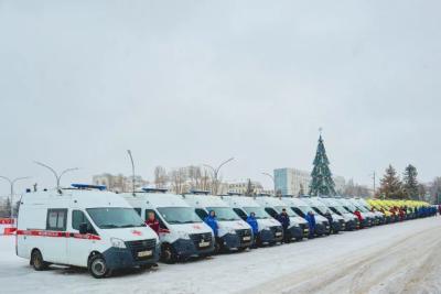 25 новых авто скорой помощи передали медучреждениям на площади Славы в Самаре