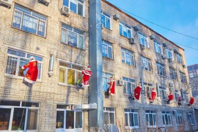 Деды Морозы спустились на тросах с крыши детской клинической больницы Самары