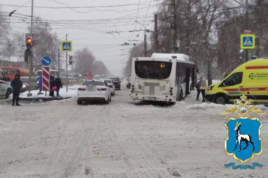 Ребенок и четверо взрослых пострадали в результате ДТП с автобусом в Тольятти