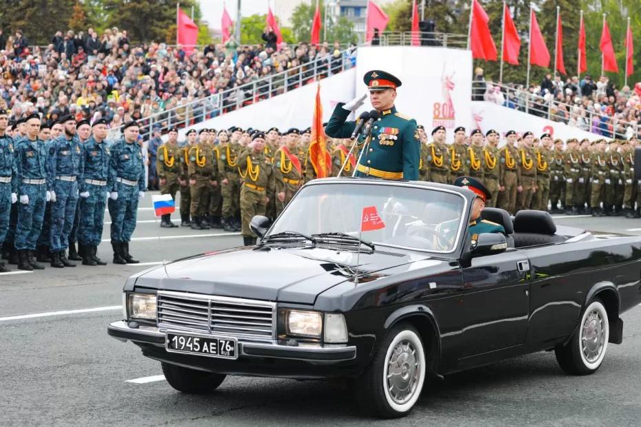 В Самаре состоялся военный парад и шествие «Бессмертного полка» В Самаре состоялся военный парад и шествие «Бессмертного полка»