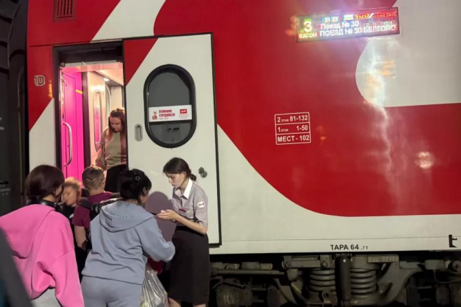 В поезде женщина с ребёнком заняла четыре места, хотя билет был только на одно - что ответили пассажиры