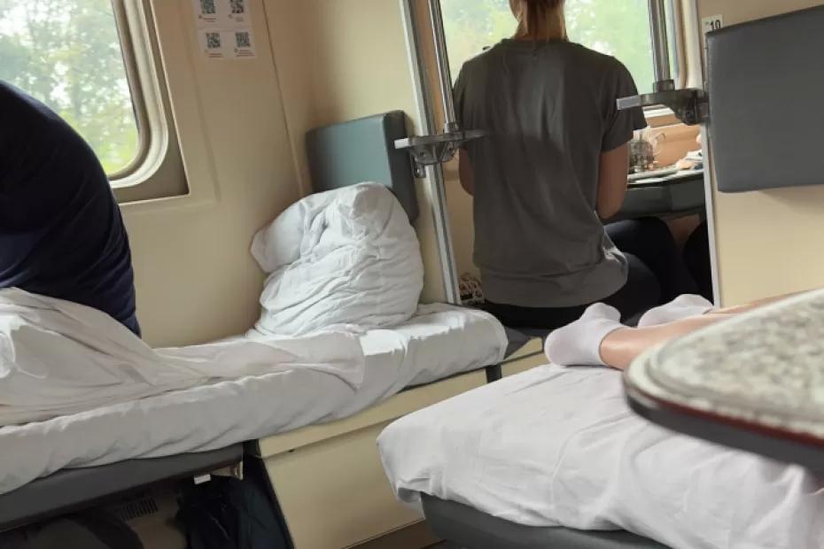 Не уступил место, отошел в туалет, возвращаюсь - а на постели пролитый чай, крошки хлеба и скорлупа от яиц