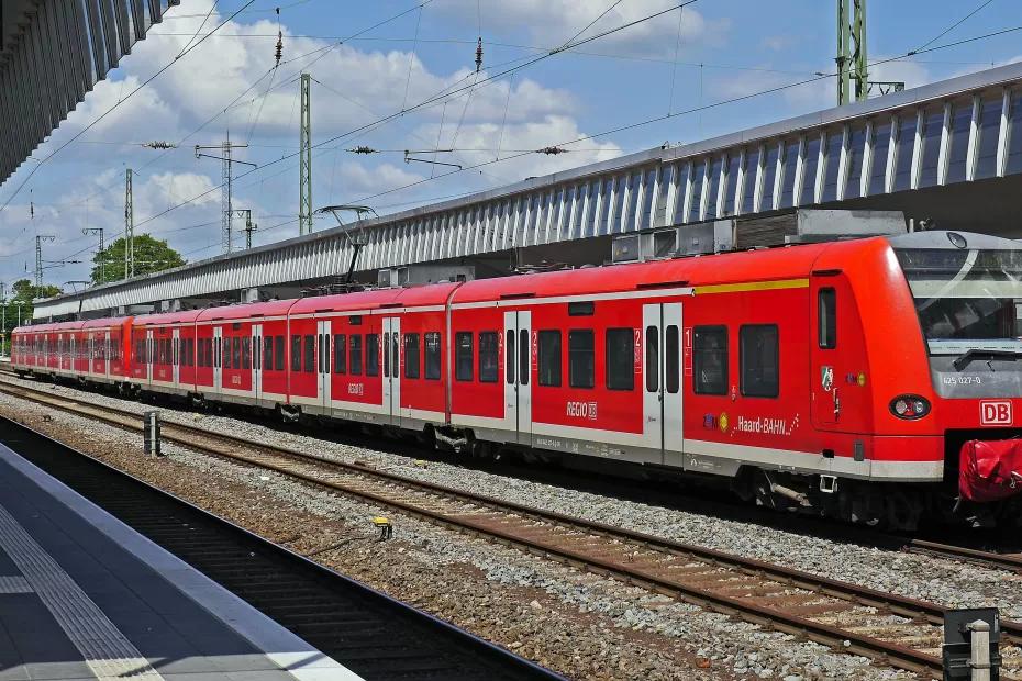 «Ты чё, не уступишь?!» - меня хотели согнать с полки в поезде - все вылилось в ночную истерику