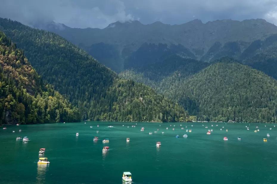 Живописная природа, алчущие денег местные жители, разруха, море с канализацией - честный отзыв россиян про поездку в солнечную Абхазию