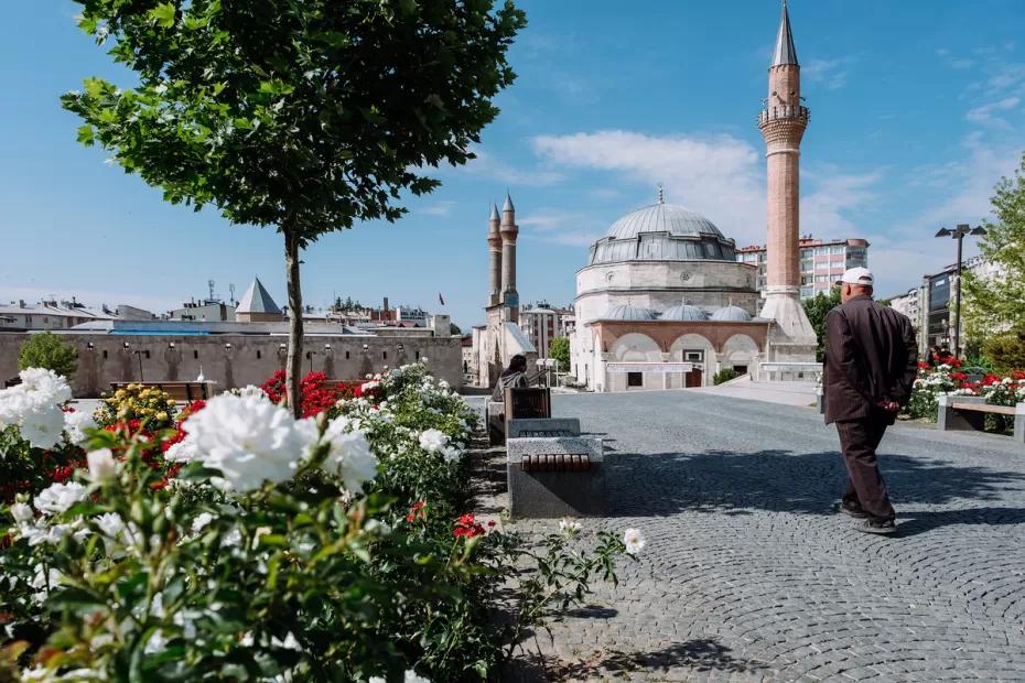 Куда уезжают россияне на самом деле: топ-8 стран и как там живётся