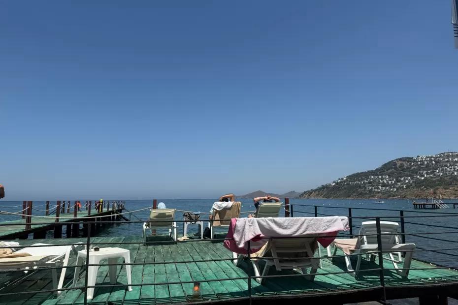 Конские цены, пляжи пустуют, море грязное - отпускники оставляют честный отзывы об отдыхе на Чёрном море: цены в 4 раза выше прошлогодних