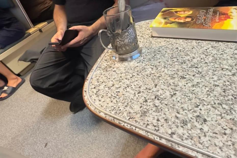 «Что такого, это родственники»: к соседке по СВ пришли трое из плацкарта