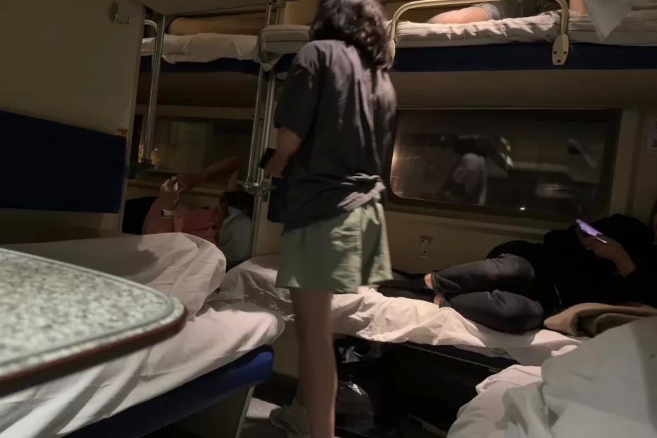 Скандал в поезде. Ребёнок утащил чужое, яжмать… похвалила. «А мы думали, это общее!» - его мать объяснила, почему я жадный