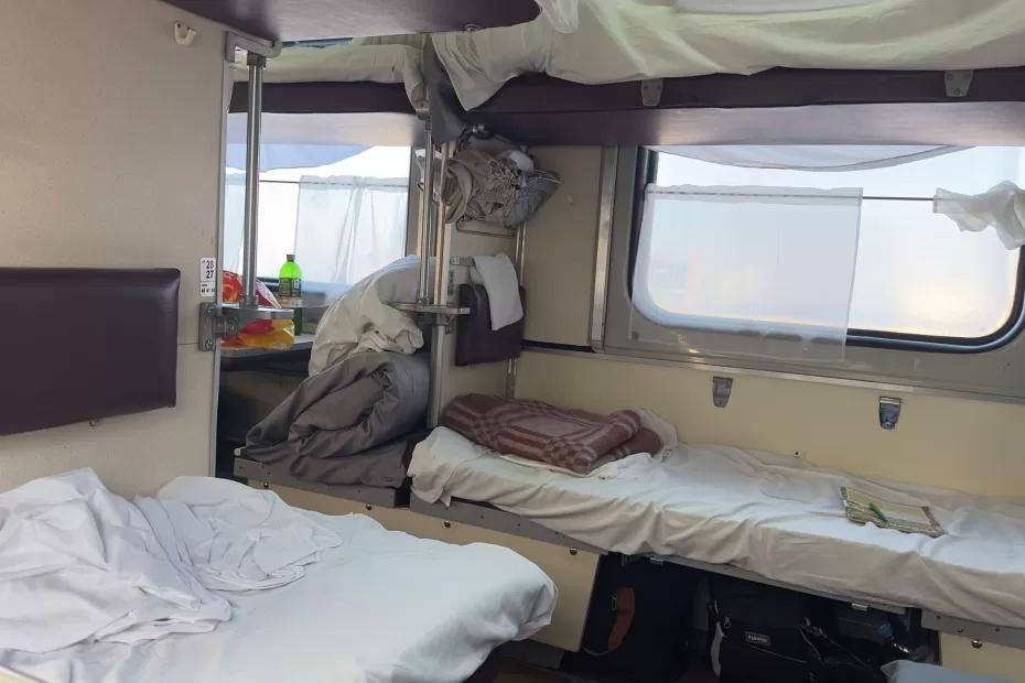 Девушка в откровенном наряде вызвала спор в купе: что разрешено по правилам РЖД