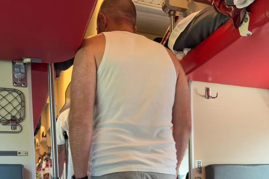 Поездка из Крыма в Питер обернулась стрессом: конфликт за багаж и странное поведение соседки