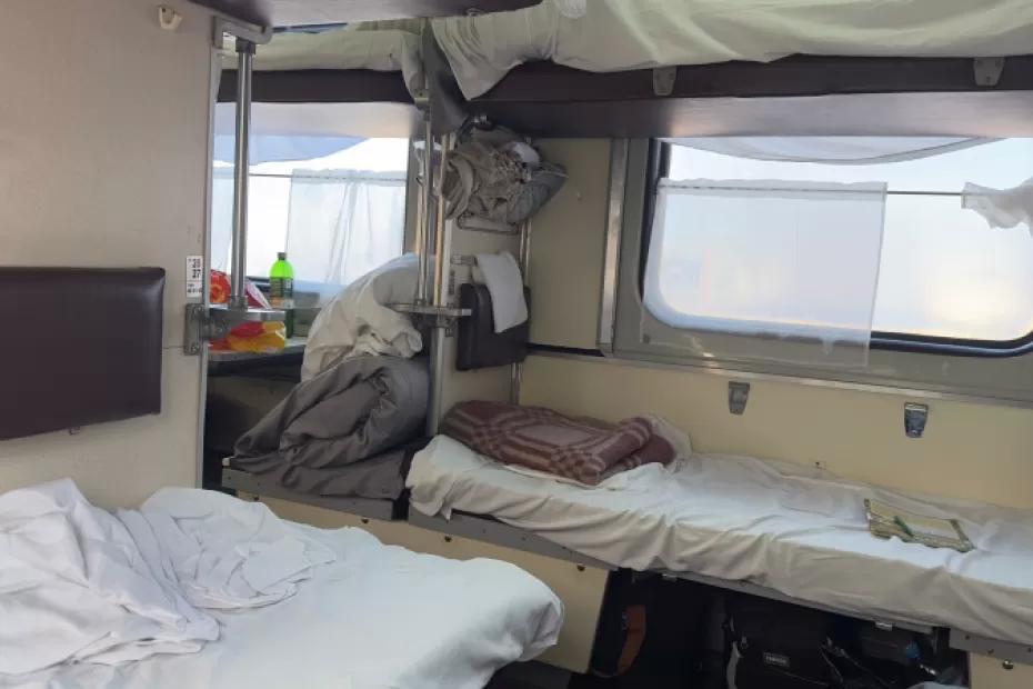 Соседка с верхней полки «захватила» нижнюю - я достал стул и спас себя от кошмара в купе: история из поезда