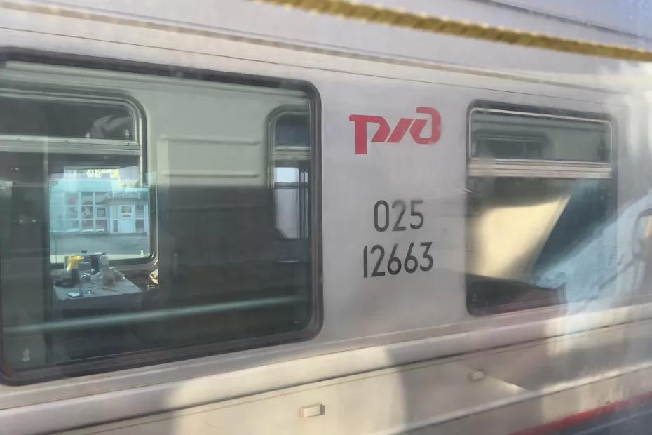 Ночью в поезде: пустой вагон, а в нашем купе - храпящий сосед