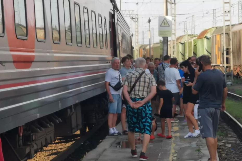 «Решили, что самые главные?»: Пассажиров поезда с ребенком проучили за поведение - важный урок на всю жизнь