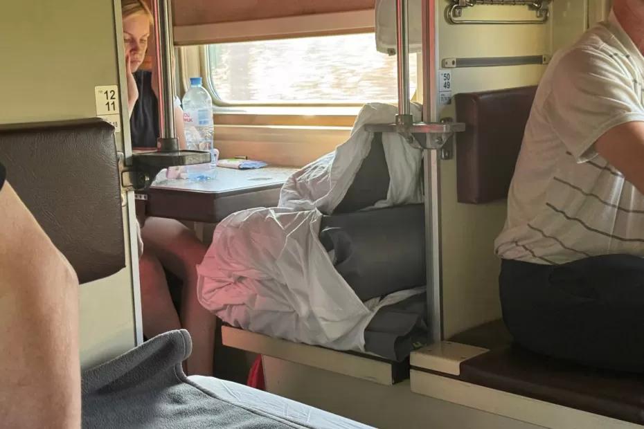 Обделили по полной: пассажиры этих мест в РЖД остались без столика и постели - почему так произошло