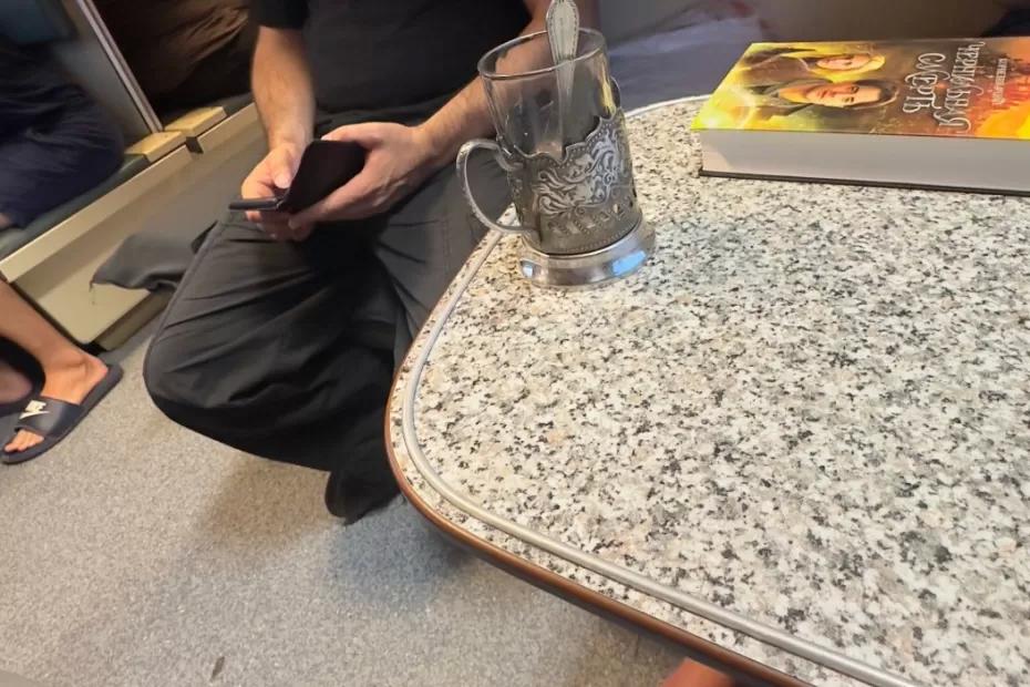 «Ты серьезно не заплатил за меня?»: россиянин позвал попутчицу из плацкарта в вагон-ресторан, а та устроила скандал из-за счета