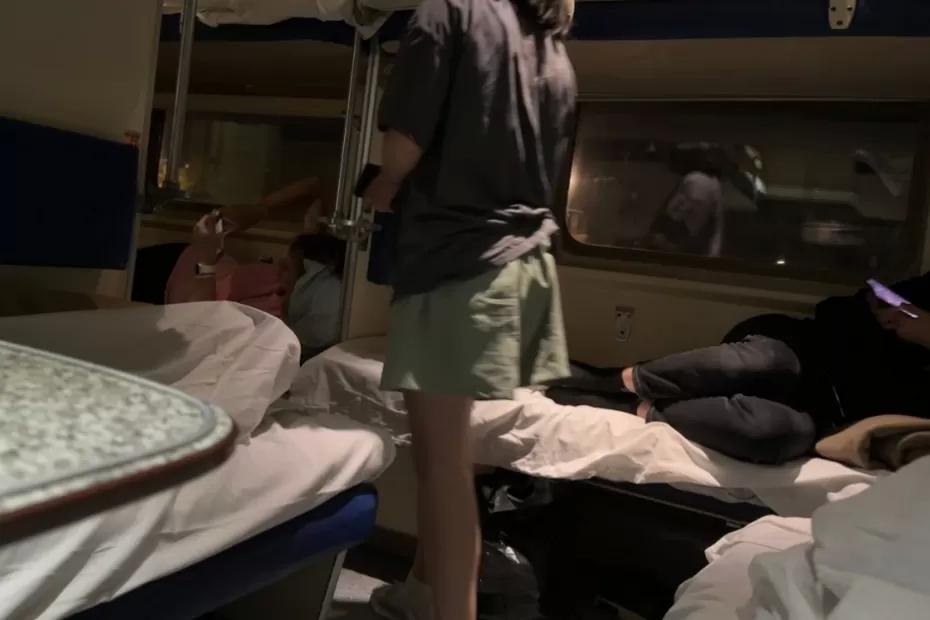 «Мало одежды, но много наглости»: попутчица клянчила нижнюю полку и еду - вот что ей ответил юрист