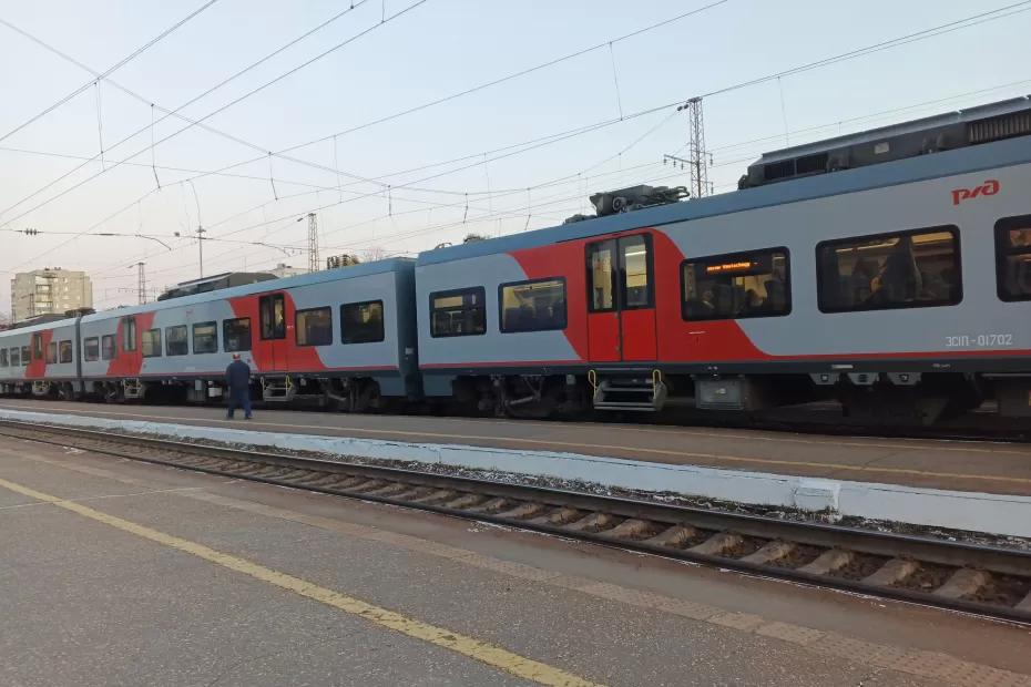 Проводница закрыла туалет и отправилась гонять чаи: а парень из соседнего купе не выдержал