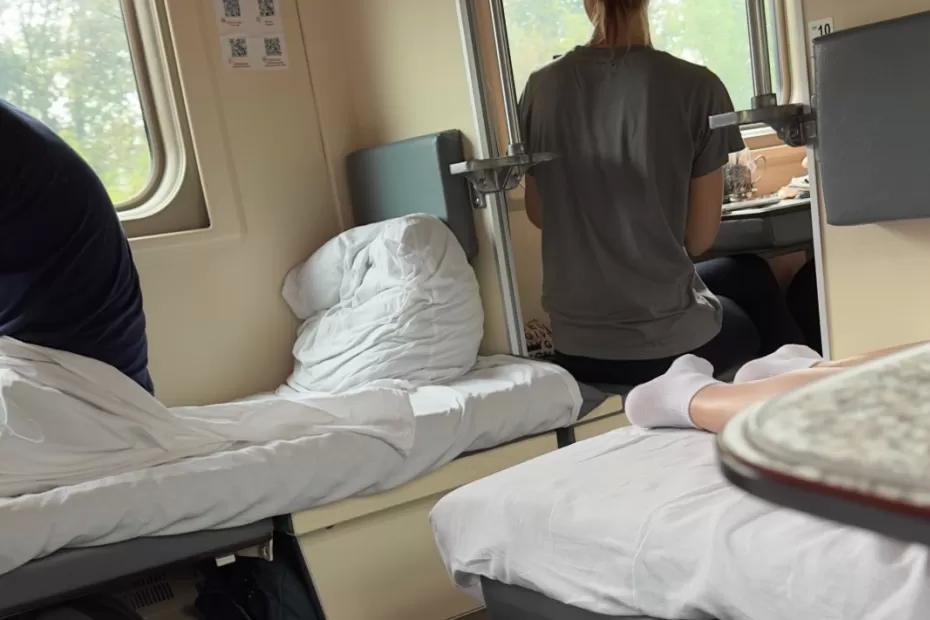 «Фу, мерзость какая! Нам же этим дышать»: бабушка из плацкарта наорала на студента с «Дошираком» - вот что нужно отвечать