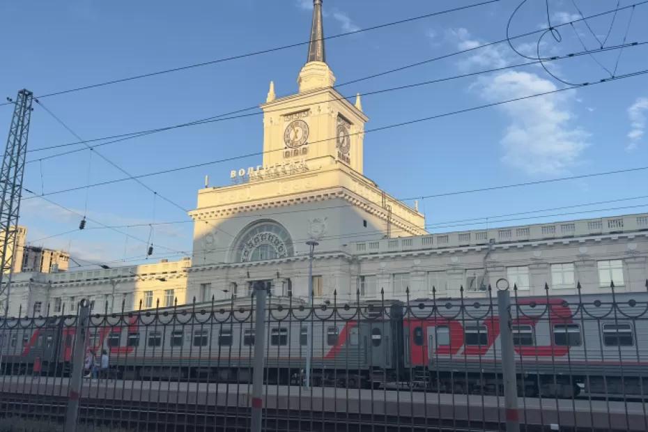 «Что такого, это же мои родственники»: к соседке по СВ пришли трое из плацкарта