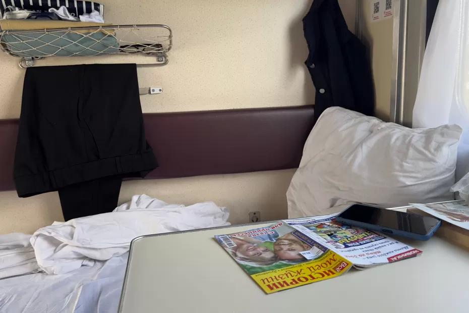 Выкупил все купе и пошел поесть - вернулся, а там сидят мама с сыном