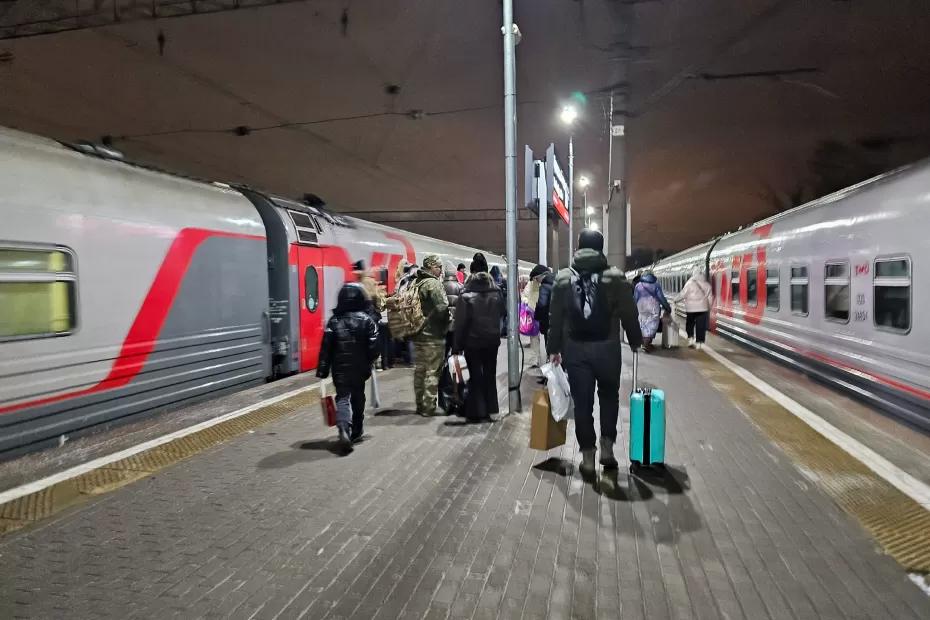 В купе с вами поедет попутчица. Вы не возражаете? Места-то свободные