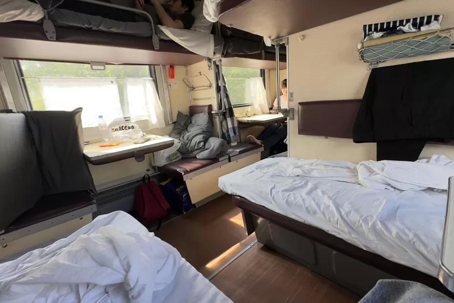 «Нижние полки - только наши!»: история настоящего конфликта в поезде РЖД